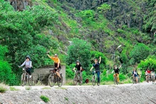 Explotan la belleza de Ninh Binh en bicicletas. (Foto: VNA)