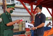 Fuerza funcional examina un barco pesquero en el distrito de An Bien, provincia sureña de Kien Giang. (Foto: VNA)