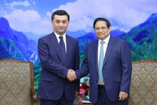 El primer ministro de Vietnam, Pham Minh Chinh (derecha), recibe al ministro uzbeko de Asuntos Exteriores, Bakhtiyor Saidov. (Foto: VNA)