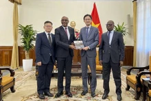 El 21 de noviembre de 2022, Do Hung Viet, asistente del Ministro de Relaciones Exteriores, recibe al presidente de la Confederación General de Empresas de Costa de Marfil, Jean-Marie Ackah. (Fotografía: baoquocte.vn)
