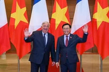 El presidente del Senado francés, Gérard Larcher, y el titular de la Asamblea Nacional de Vietnam, Vuong Dinh Hue. 