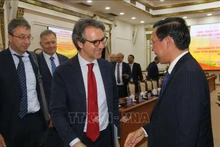 El presidente del Comité Popular de Ciudad Ho Chi Minh, Phan Van Mai, sostiene una sesión de trabajo con una delegación de embajadores, cónsules generales y honorarios de los países de la UE en Vietnam. (Fotografía: VNA)