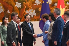 El presidente de la Asamblea Nacional de Vietnam, Tran Thanh Man, da la bienvenida a los embajadores y encargados de negocios de la UE.