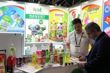 Visitantes en el pabellón vietnamita en una feria (Foto: VNA)