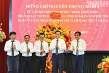 El miembro del Buró Político y secretario del Comité Central del Partido Comunista de Vietnam (PCV) y jefe de su Comisión de Comunicación y Educación, Nguyen Trong Nghia, visita el diario Nhan Dan.