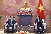 El vicepresidente de la Asamblea Nacional de Vietnam Tran Quang Phuong (derecha) conversa con Fu Ziying, subjefe del Comité de Asuntos Exteriores de la Asamblea Popular Nacional de China. (Foto: VNA)