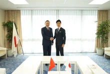 El ministro vietnamita de Seguridad Pública, To Lam (I) y el secretario general adjunto del gobernante Partido Liberal Democrático Fumiaki Kobayashi (Fotografía: VNA)
