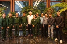 El presidente de Cuba, Miguel Díaz-Canel, y representante de la delegación del Ejército Popular de Vietnam (Fotografía: VNA)