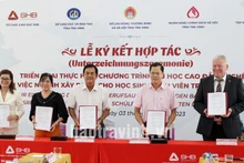 En el acto de firma de acuerdo de cooperación (Fotografía: baotravinh.vn)