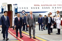 El jefe de la Oficina del Presidente, Le Khanh Hai, recibe al gobernador general de Australia, David Hurley, en el aeropuerto internacional de Noi Bai. (Fotografía: VNA)