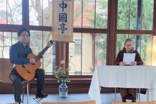 El compositor Dang Ngoc Long y Christiane Voigt en el recital. (Fotografía: VNA)