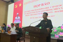 El brigadier Tong Van Thanh, subdirector de la Agencia de Propaganda y Capacitación del Departamento General de Política del Ejército Popular de Vietnam, habla en el evento. (Foto: Nhan Dan)