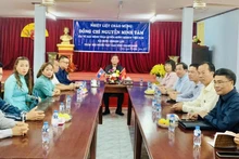 La delegación de la Embajada de Vietnam en Laos, encabezada por su jefe, Nguyen Minh Tam, mantiene una reunión con la Asociación Vietnamita de la provincia de Champasak. (Foto: thoidai.com.vn)
