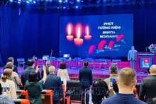 Los participantes del evento toman un momento de silencio para conmemorar a los fallecidos en la Gran Guerra Patria, así como en las guerras por la liberación nacional de Vietnam (Foto: VNA)