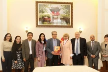 El embajador vietnamita en Rusia, Dang Minh Khoi, (en el medio) y los delegados en la cita. (Foto: VNA)