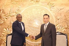 El secretario del Comité Central del Partido Comunista de Vietnam (PCV) y jefe de su Comisión de Relaciones Exteriores, Le Hoai Trung, y Sahy Claude Soumahoro, miembro del Comité Permanente del RHDP y subsecretario encargado de comunicación y relaciones exteriores. (Foto: VNA)