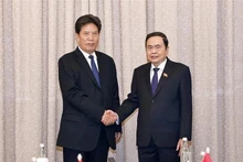 El presidente de la Asamblea Nacional de Vietnam, Tran Thanh Man (derecho) y Losang Jamcan, vicepresidente del Comité Permanente de la Asamblea Popular Nacional de China. (Foto: VNA)