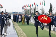 [Foto] Titular del Parlamento vietnamita deposita flores en el Monumento a la Independencia en Uzbekistán