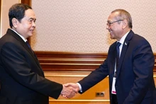 El presidente de la Asamblea Nacional de Vietnam, Tran Thanh Man, recibe al presidente del Partido Democrático Popular de Uzbekistán, Ulugbek Inoyatov. (Foto: VNA)
