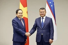 El presidente de la Asamblea Nacional de Vietnam, Tran Thanh Man, recibe a Sariev Kakhramon Ramatullaevich, presidente del Comité de Relaciones Interétnicas y Lazos Amistosos con Países Extranjeros. (Fuente: VNA)