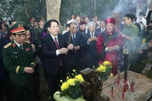 El presidente Vietnam, Luong Cuong, ofrece inciensos en el templo de reyes Hung. (Foto: VNA)