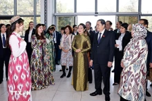 El presidente de la Asamblea Nacional de Vietnam, Tran Thanh Man, y su esposa con profesores y estudiantes que aprenden el idioma vietnamita en la Universidad Estatal de Estudios Orientales de Tashkent. (Foto: VNA)
