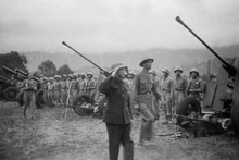 El general Vo Nguyen Giap revisa las unidades participantes en la Campaña de Dien Bien Phu justo en el campo de batalla. (Foto: VNA)