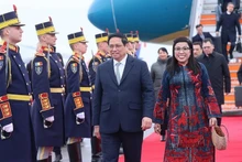 El primer ministro Pham Minh Chinh y su esposa en el aeropuerto internacional Henri Coanda, Bucarest, Rumania. (Foto: VNA)