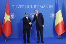 El primer ministro de Vietnam, Pham Minh Chinh (izquierda), y su homólogo rumano, Ion-Marcel Ciolacu. (Foto: VNA)