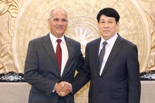 El miembro del Buró Político y miembro permanente del Secretariado del Comité Central del Partido Comunista de Vietnam, Luong Cuong, recibe al secretario general del Partido Comunista Portugués, Paulo Raimundo (Foto: VNA)