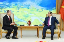 El primer ministro vietnamita, Pham Minh Chinh, recibe al ministro israelí de Economía e Industria, Nir Barkat.