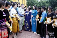 La vicepresidenta vietnamita Vo Thi Anh Xuan y los delegados (Fotografía: VNA)