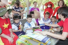 Una delegación de los vietnamitas residentes en 22 países donó libros y regalos a los niños de Truong Sa. (Foto: VNA)
