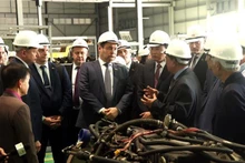 El primer ministro de Bielorrusia, Roman Golovchenko, visita la empresa Maz Asia en el distrito de Kim Dong, provincia de Hung Yen. (Foto: VNA)