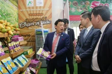 El director general de la FAO, Qu Dongyu, visita productos en el Centro de Promoción Comercial para la Agricultura. (Foto: congthuong.vn)