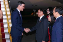 A su llegada al aeropuerto internacional de Noi Bai, Pedro Sánchez es recibido por el ministro de Cultura, Deportes y Turismo, Nguyen Van Hung (Foto: VNA)