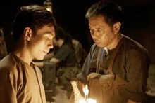 Los actores Thai Hoa y Quang Tuan interpretan el papel de soldados que viven en los túneles. 
