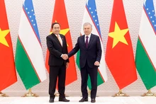 El titular de la Asamblea Nacional de Vietnam, Tran Thanh Man, y el presidente de Uzbekistán, Shavkat Mirziyoyev. (Foto: VNA)