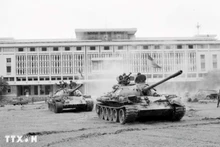 En la mañana del 30 de abril de 1975, cientos de tanques y vehículos blindados avanzaron hacia el Palacio Presidencial del gobierno títere de Saigón, liberando esta urbe. (Foto: VNA)