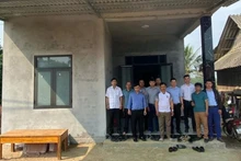 Una familia pobre de Quang Tri recibe una nueva casa (Foto: VNA)