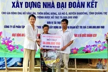 Las autoridades locales entregan simbólicamente la asistencia financiera a un hogar pobre en la comuna de Mo O, distrito de Dakrong, provincia de Quang Tri (Foto: VNA)