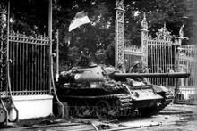 Un tanque del Ejército vietnamita avanza al Palacio de la Independencia, el 30 de abril de 1975 (Foto: VNA)