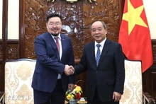 El jefe de la Oficina Presidencial de Vietnam, Le Khanh Hai (derecha), y su homólogo de Mongolia, Gombojav Zandanshatar. (Foto: VNA)