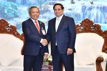 El primer ministro de Vietnam, Pham Minh Chinh, recibe al presidente de la Asociación de Amistad Laos-Vietnam, Boviengkham Vongdara.(Foto: Nhan Dan)