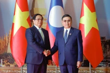 El primer ministro de Vietnam, Pham Minh Chinh, se reúne con el presidente de la Asamblea Nacional de Laos, Saysomphone Phomvihane. (Foto: VGP)