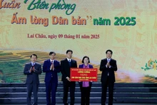 El presidente de Luong Cuong entrega obsequios a las comunidades de minorías étnicas en las zonas fronterizas de la provincia de Lai Chau. (Foto: Nhan Dan)