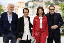 El director Tran Anh Hung (segunda, izquierda) con la actriz francesa Juliette Binoche (segunda, derecha) y el actor Benoit Magimel (derecha) en el Festival de Cine de Cannes 2023 en Francia (Fotografía: AFP/VNA)
