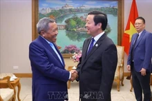 El viceprimer ministro Tran Hong Ha (derecha) recibe al ministro de Tecnología y Comunicaciones de Laos, Boviengkham Vongdara (Fotografía: VNA)