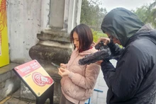 El periódico Nhan Dan instala placas con chip NFC en el Templo de la Literatura de Vinh Phuc. (Foto: Nhan Dan