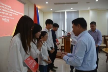 El embajador vietnamita en Camboya, Nguyen Huy Tang, entrega becas a los estudiantes.